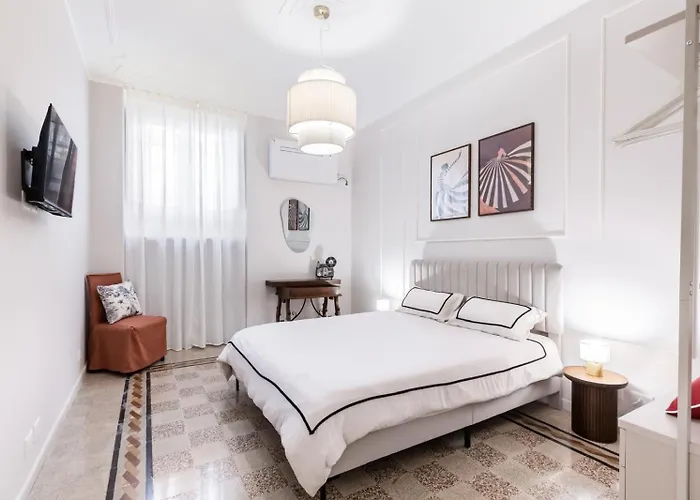 Golden Retreat Apartment *